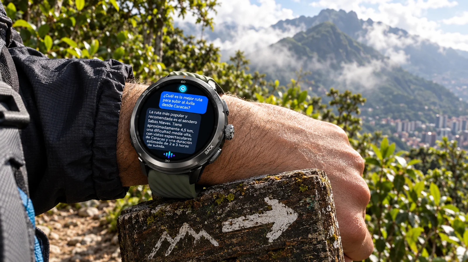 Excursionista consultando el Ulefone Armor Watch Pro en el sendero de Sabas Nieves en el Ávila